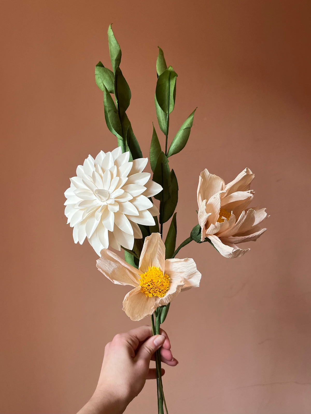 Enkel evighedsbuket - hvid dahlia og fersken