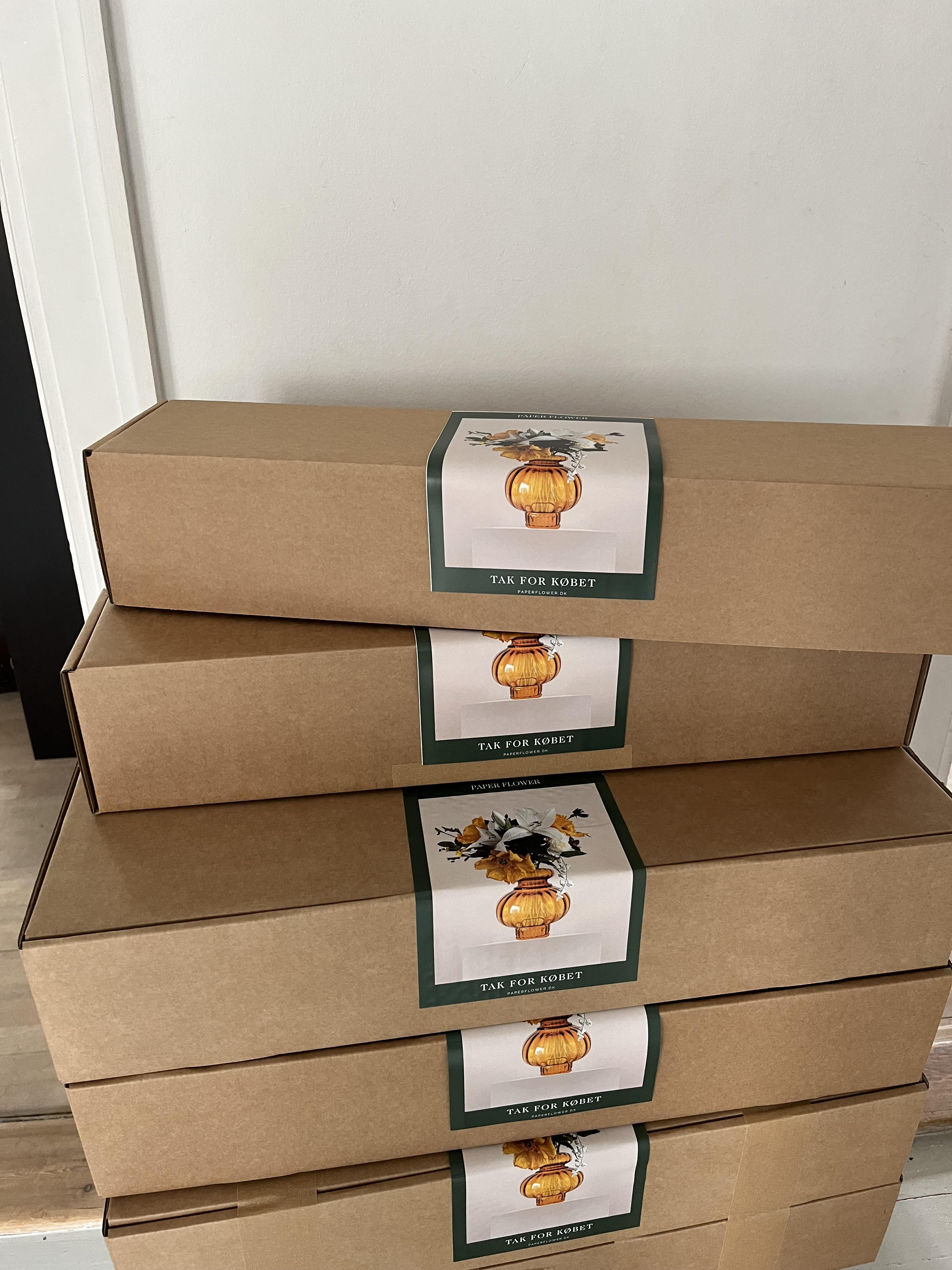 Crepe papirblomster klar til at sende