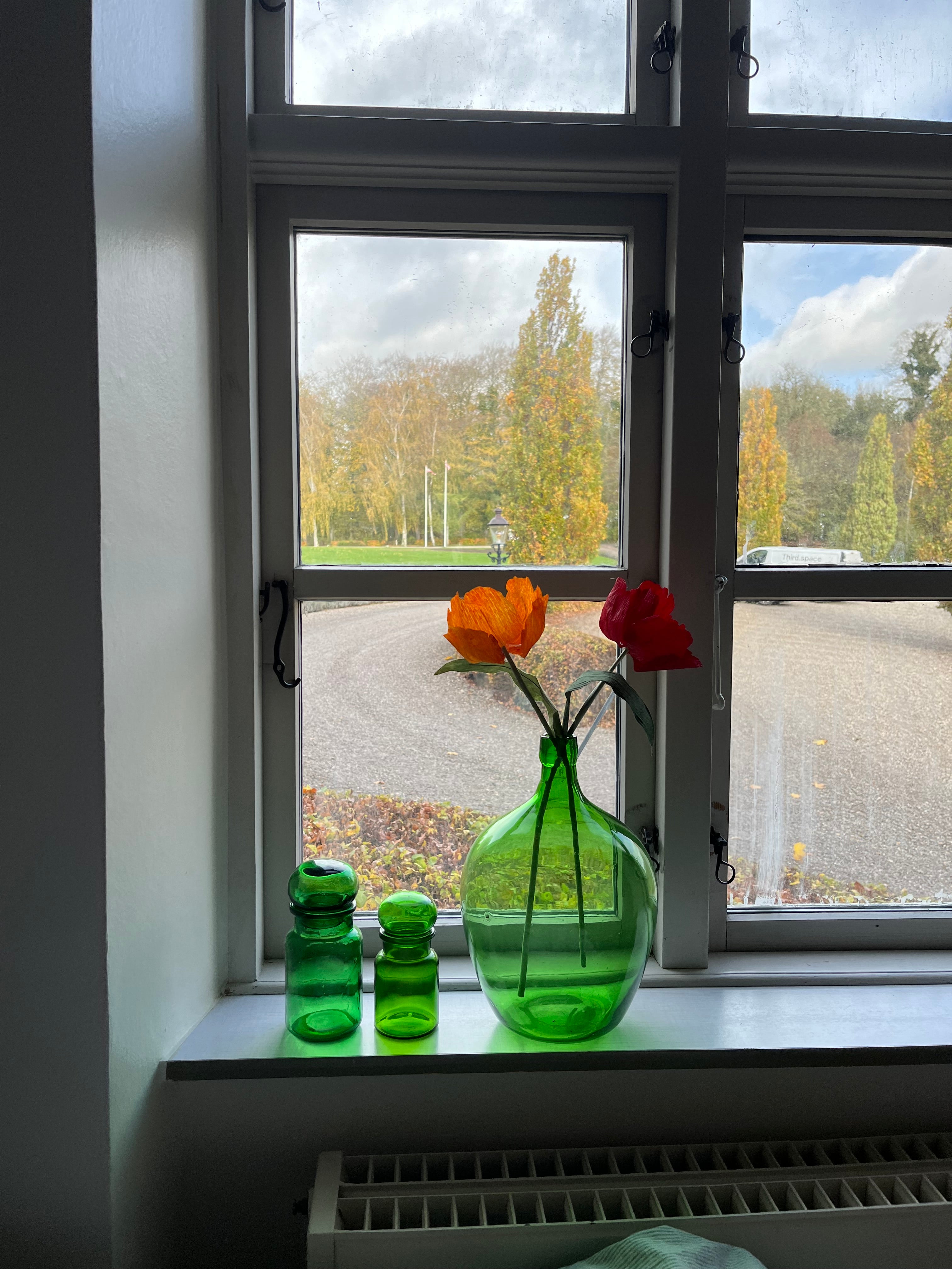 En overordnet visning af orange tulipanen, der er smukt placeret i en buket sammen med andre papirblomster.