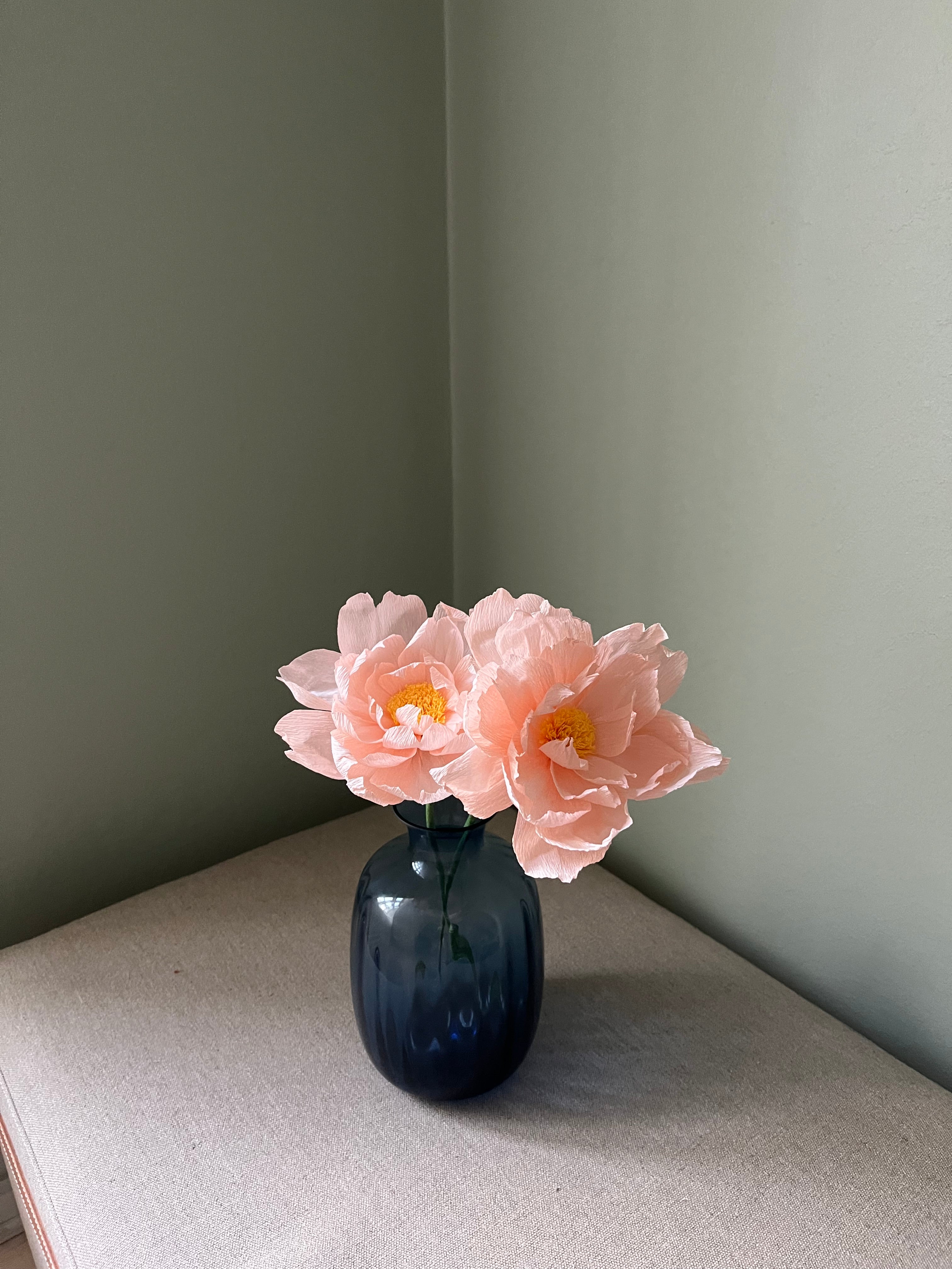 Elegant Lyserød Papirblomst med Dobbelt Blomsterhoved