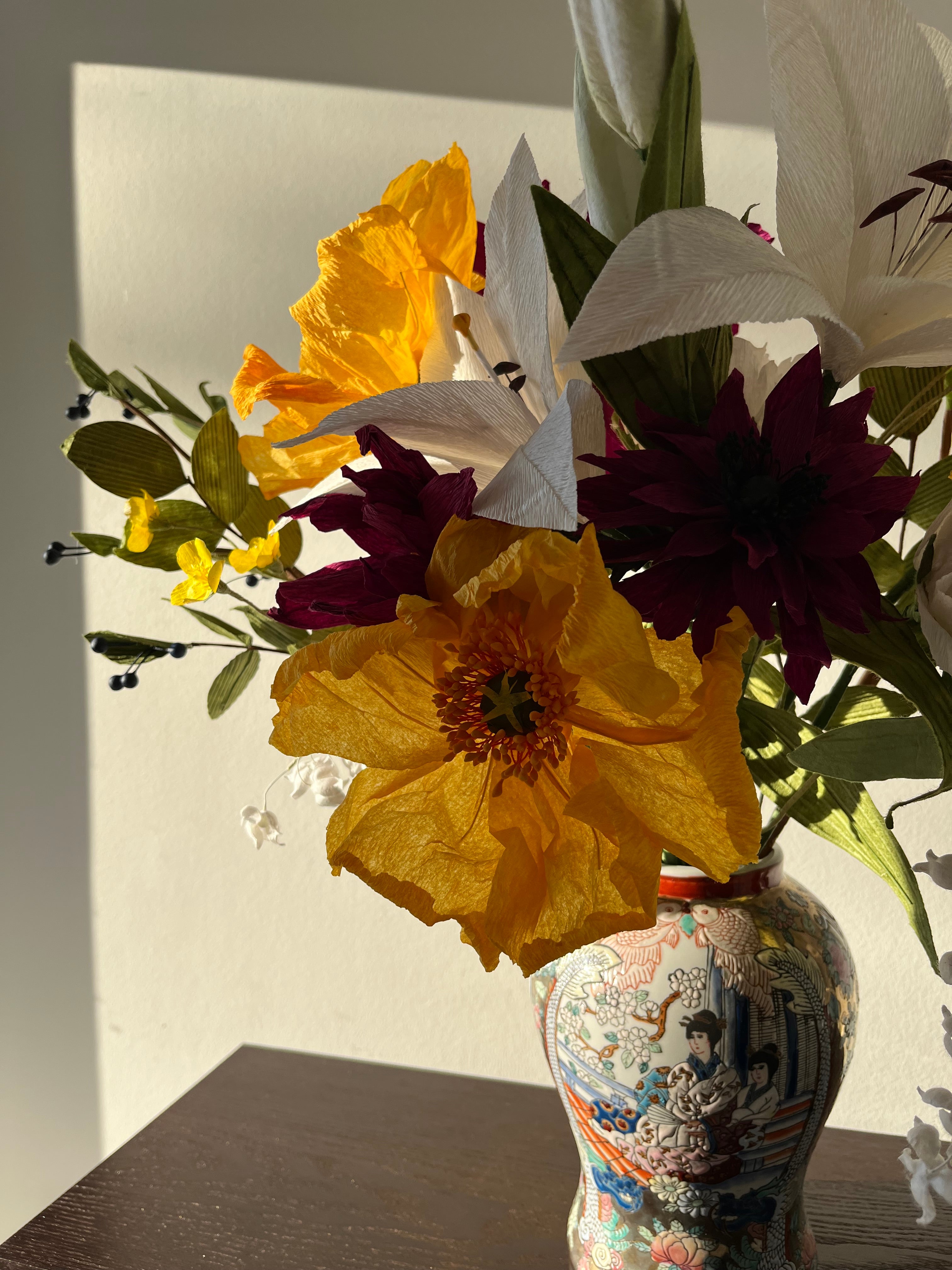 Billede af vores smukke gule poppy papirblomst som en del af en elegant evighedsbuket.