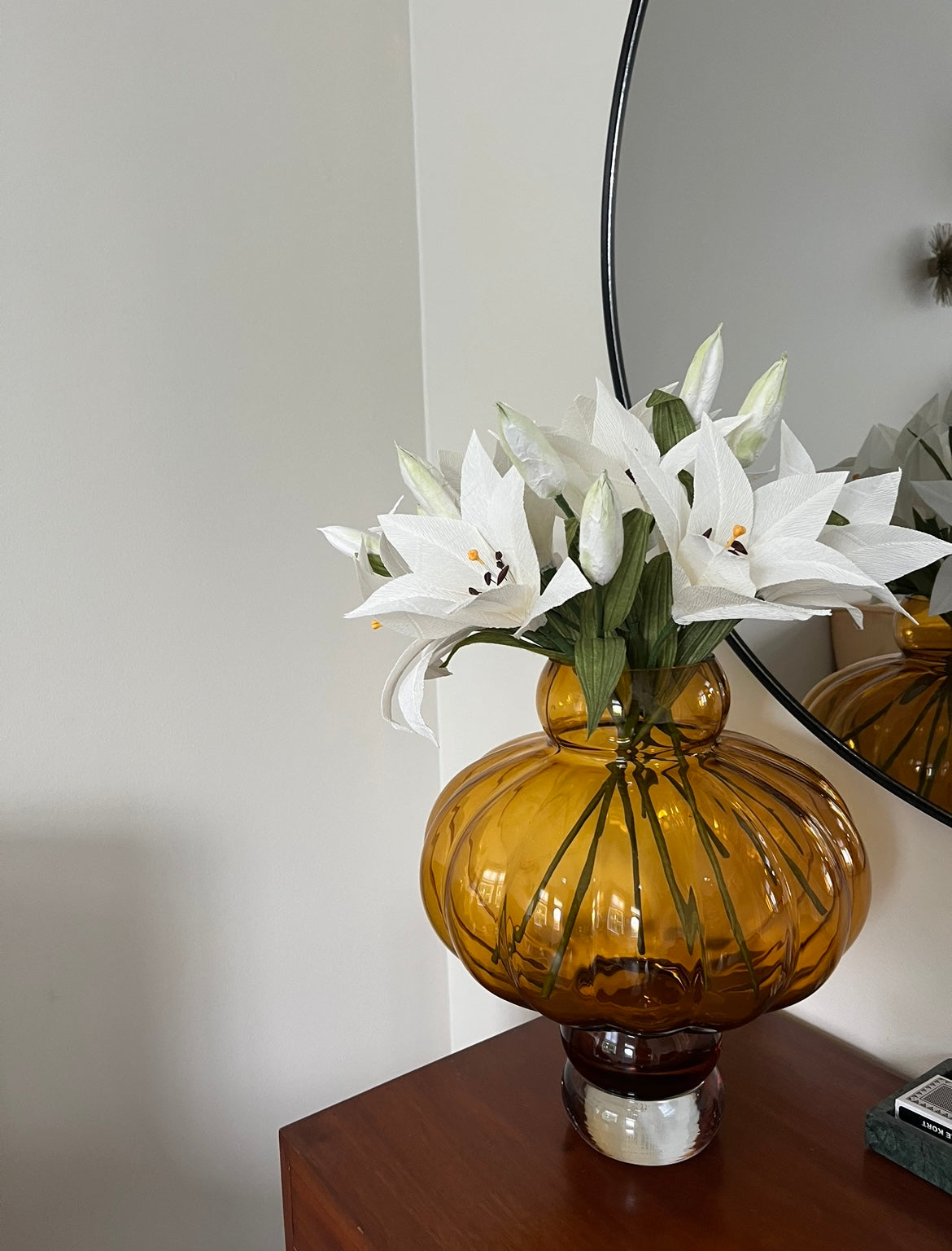 Elegant papirblomsterbuket med hvide liljer.