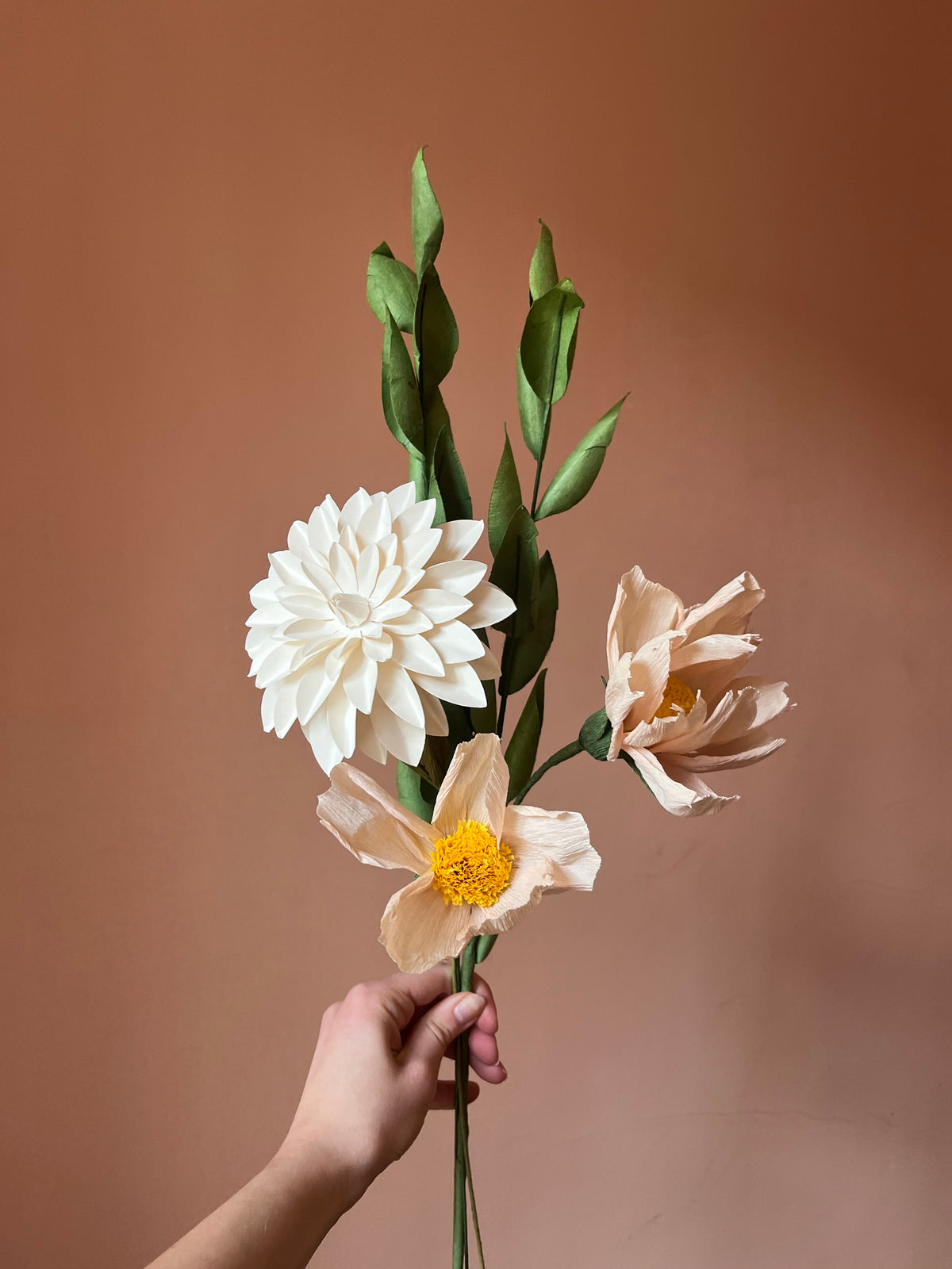 Enkel evighedsbuket - hvid dahlia og fersken