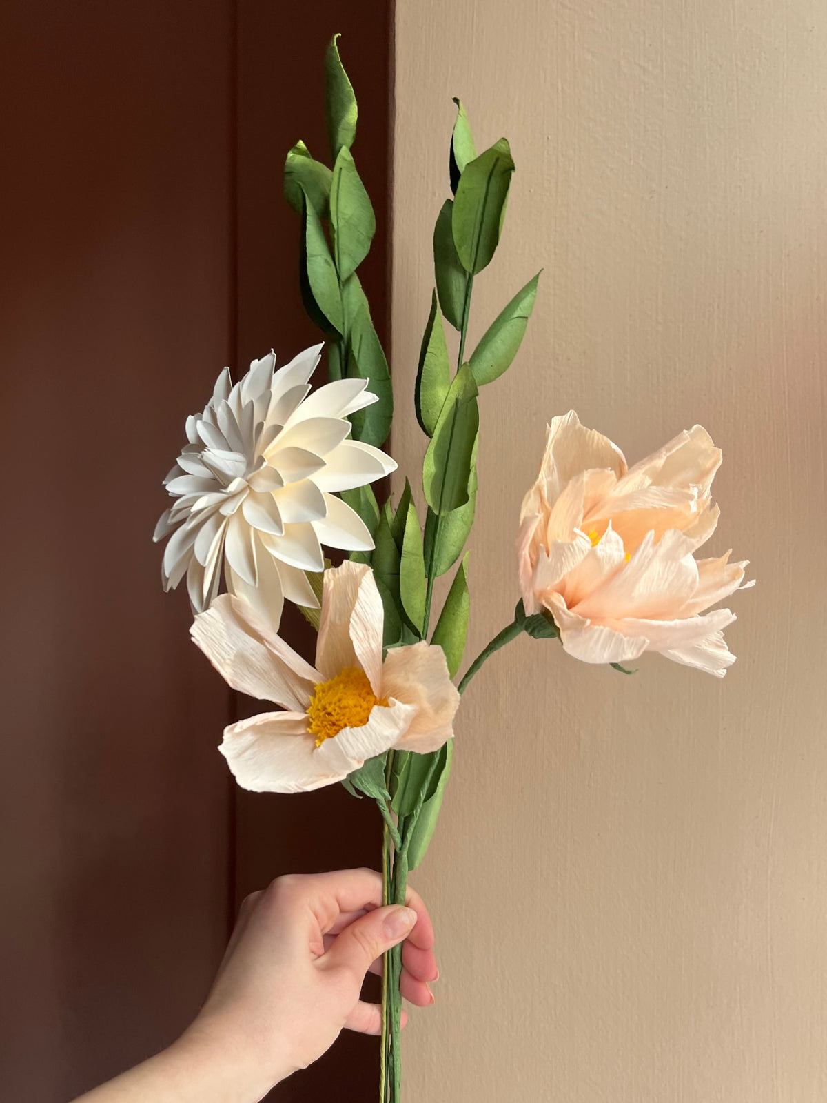 Enkel evighedsbuket - hvid dahlia og fersken