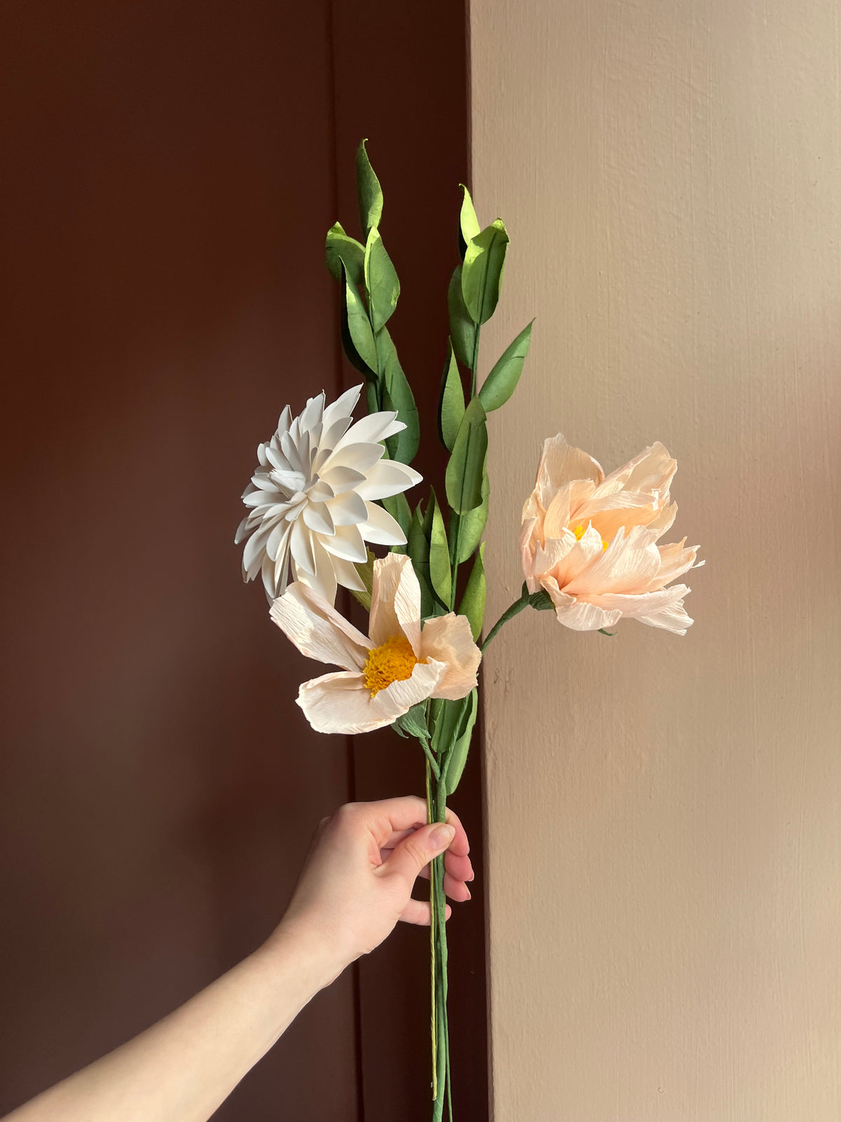 Enkel evighedsbuket - hvid dahlia og fersken