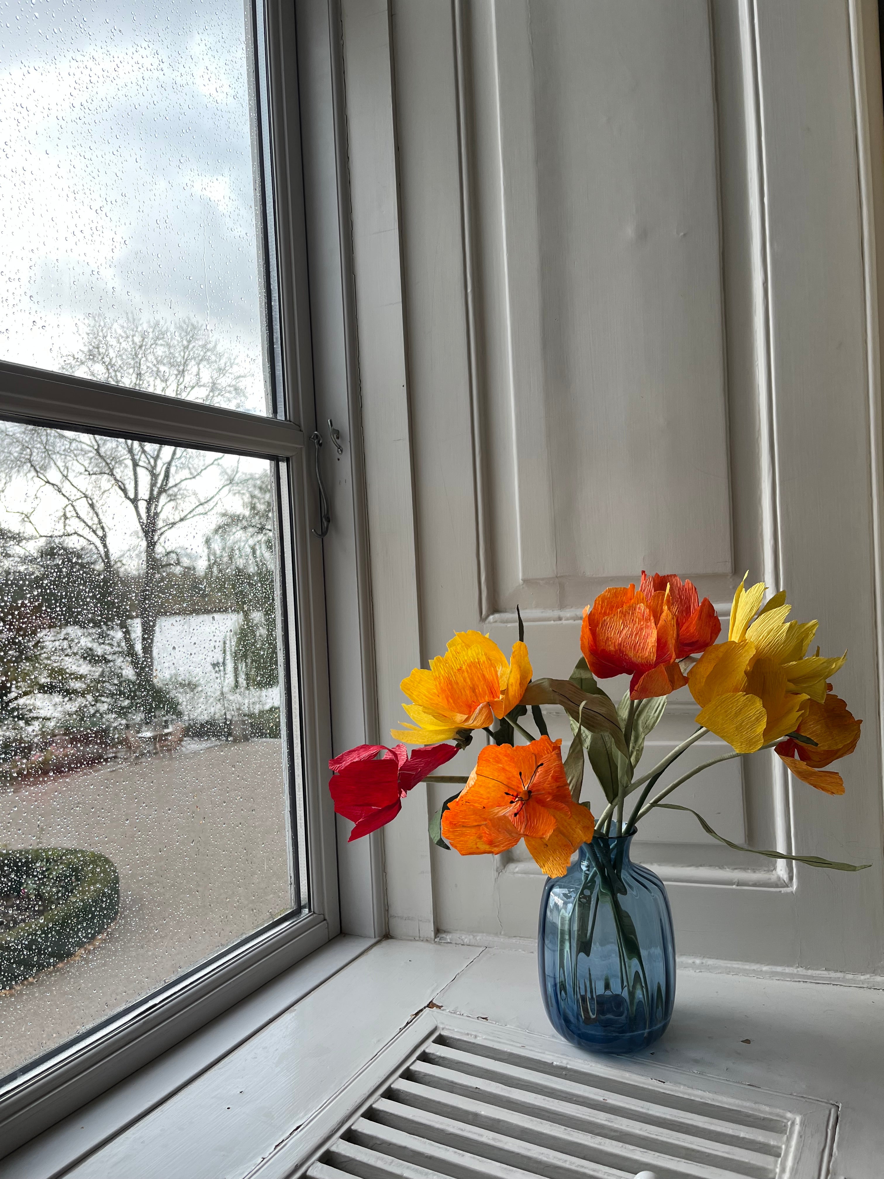 range tulipanen i papir, der pryder en dekorativ vase som et iøjnefaldende midtpunkt i ethvert rum.